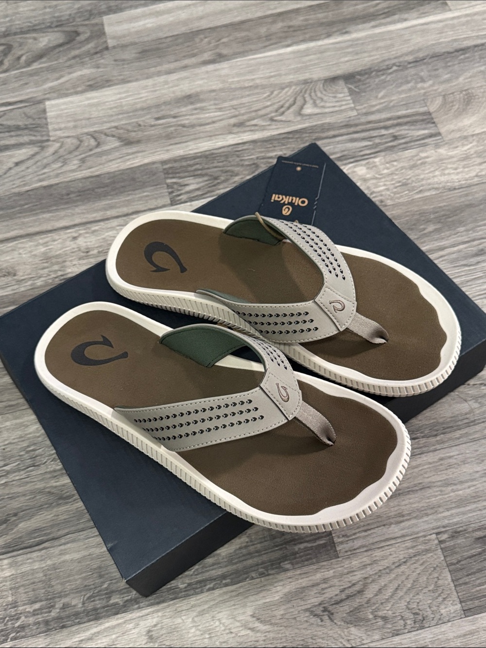 NWT OluKai Ulele flip flops men’s sz 12